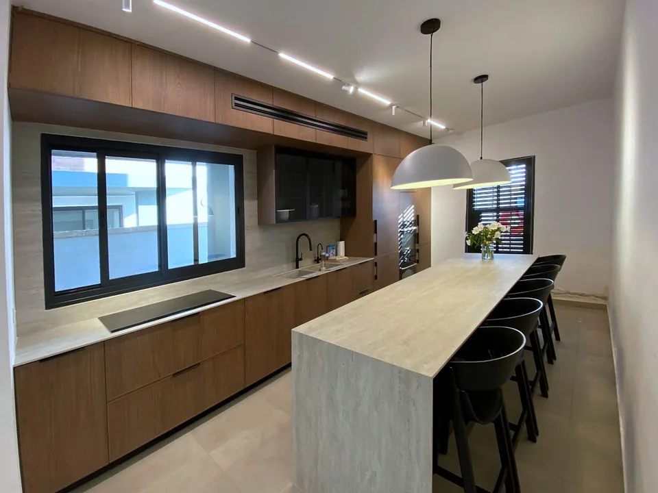 Residential kitchen wall run with Delgado slim shaker fronts in a warm woodgrain finish