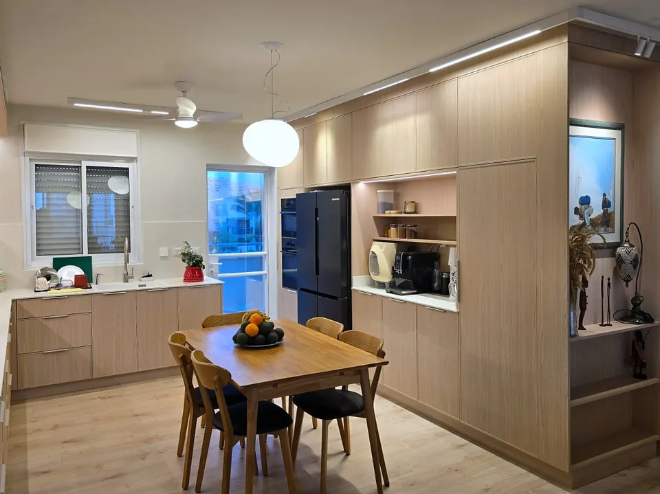 Residential kitchen with Delgado slim shaker fronts and light woodgrain tall units